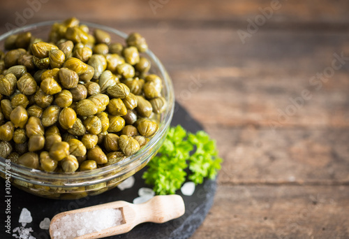 Fotografi Fresh caper in the glass bowl