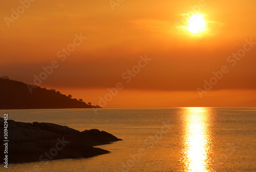 Sonnenuntergang in der Honeymoon Bay im Freycinet Nationalpark. Tasmanien. Australien