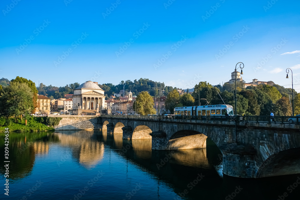 Naklejka premium トリノ ポー川とグラン・マードレ・ディ・ディオ教会 夕方