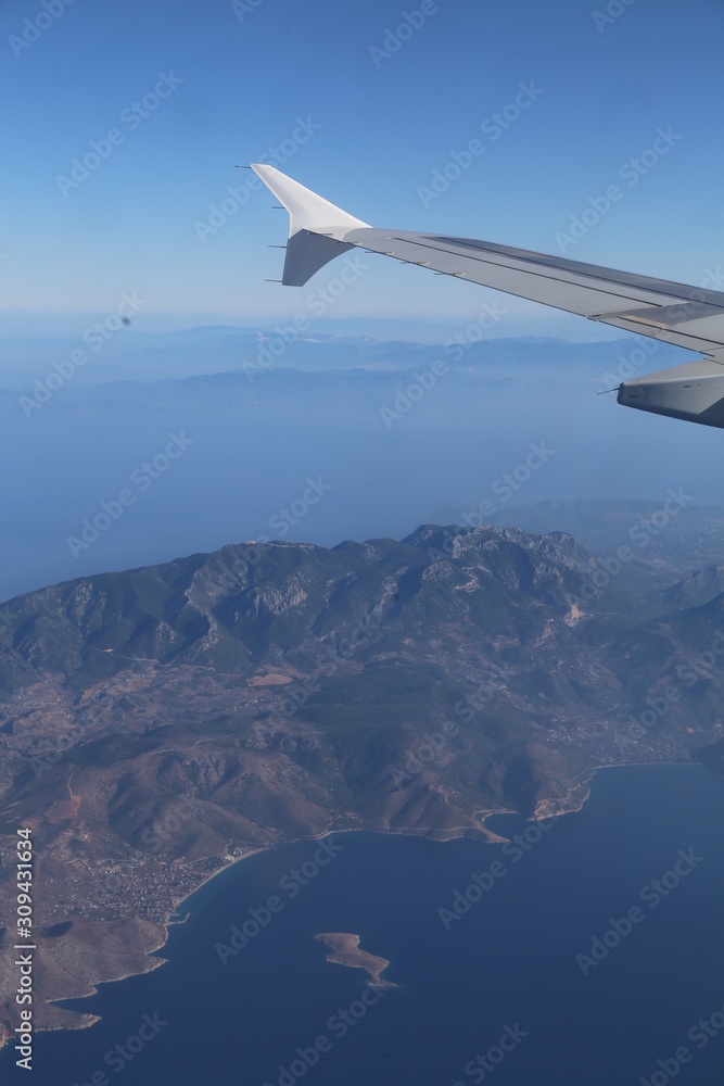 Insel mit Bergen aus dem Flugzeug
