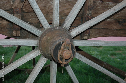 Mozzo di ruota di vecchio carro western in legno