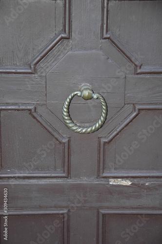 Battiporta antico su porta di legno