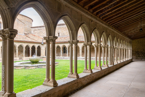 Behang Galerie du cloître de l'Abbaye de Saint-Hilaire
