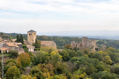 L'église romane et les ruines du Château de Saissac