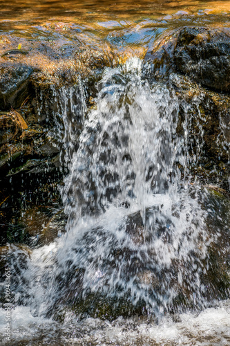 CASCADA RIO, CON PIEDRAS