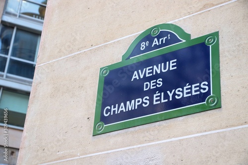 Avenue des Champs-Elysees © Tupungato