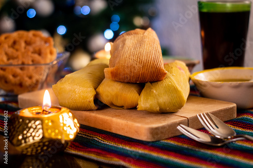 Tamales Comida mejicana tradicional en fiestas de navidad en mesa preparada photo