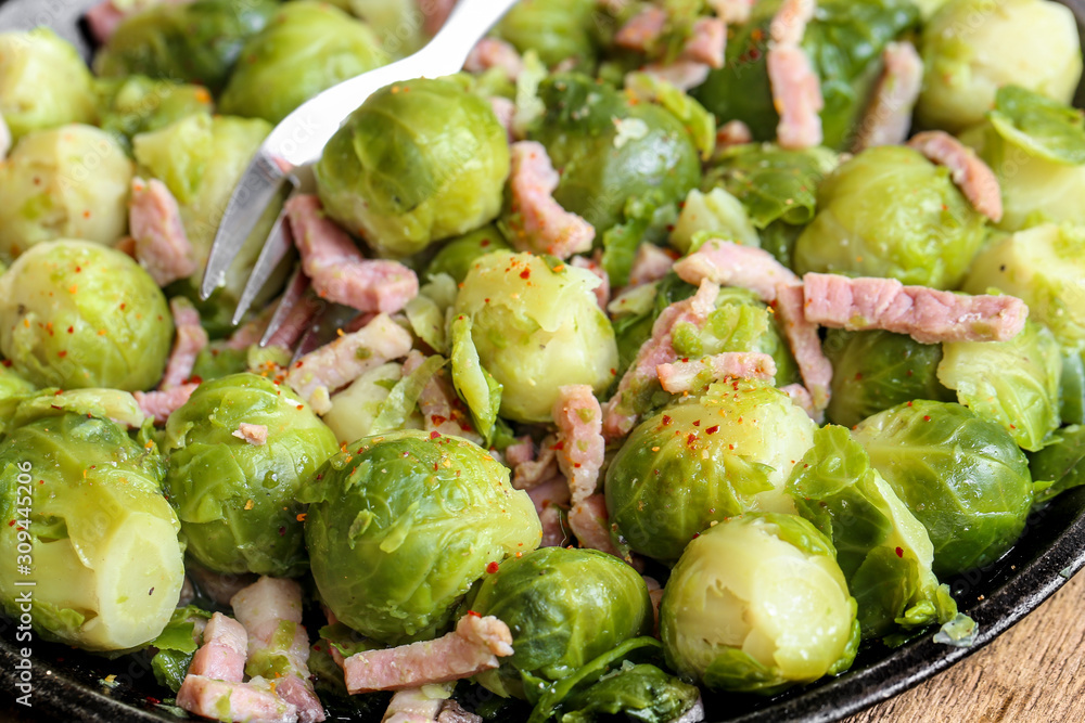 Fototapeta premium entrée : choux de bruxelles et lardons cuits