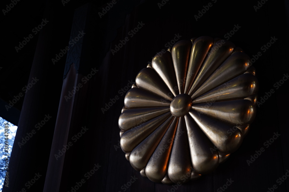 Obraz premium 靖国神社の菊のマークのある扉