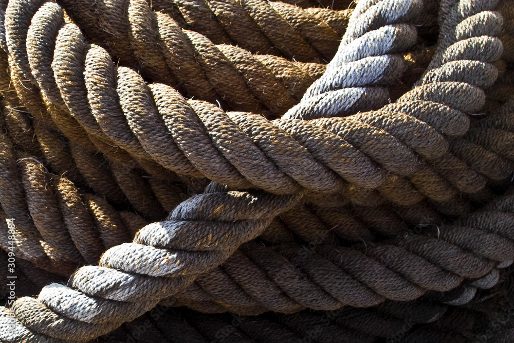 Schiffstrossen sind starke meist armdicke Seile, um Schiffe im Hafen am Liegeplatz sicher festzumachen.