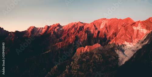 Montagne marmo di Carrara in Toscana photo