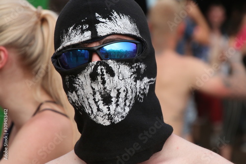 Bild auf Leinwand Festivalgänger mit Maske