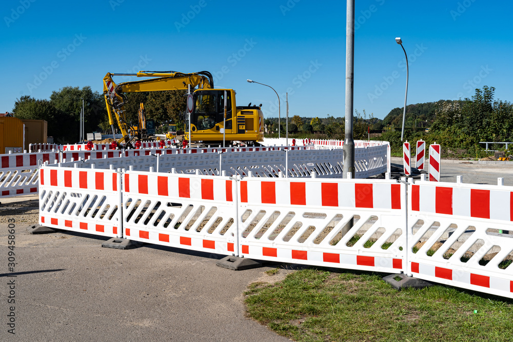 Straßenbau - Barriereschranken verhindern das fahren in der Baustelle