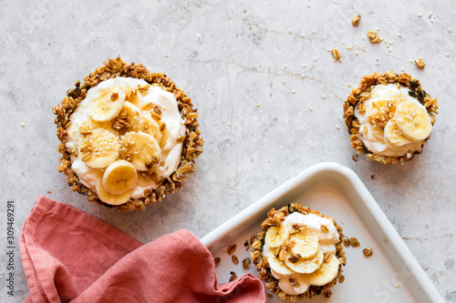 Muesli tarts with yoghurt and banana filling