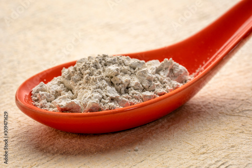 food grade diatomaceous earth supplement on a spoon