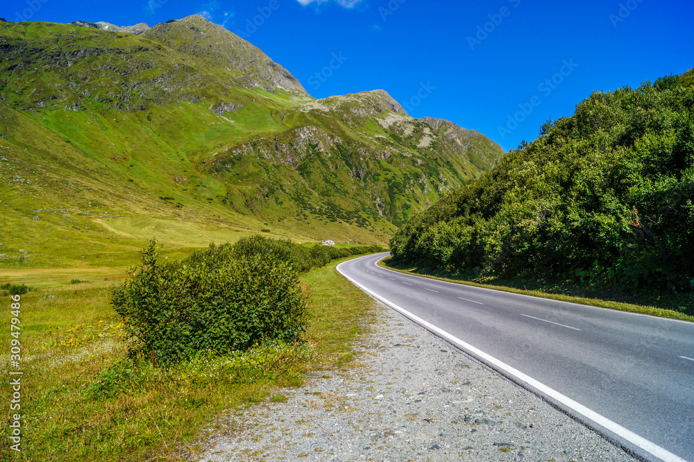 Eine Straße in Tirol im Sommer mit blauen Himmel 
