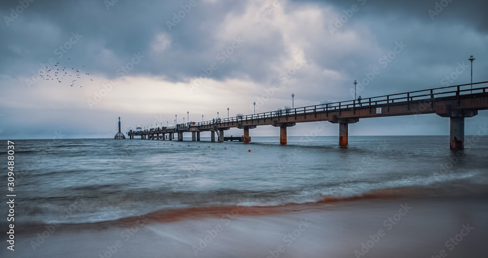 Wind und Wellen an der Seebrücke