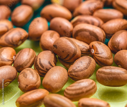 Foto Macro photograph of pinto beans ( feijão carioca ) in group.