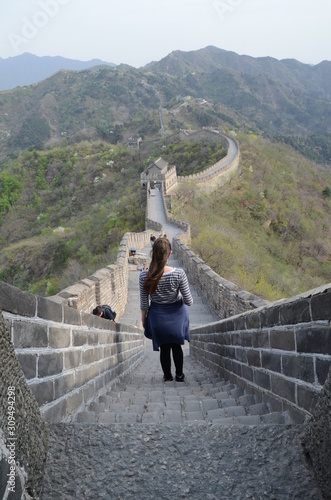Ragazza che guarda l'orizzonte sulla muraglia cinese