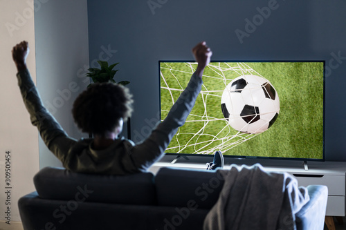 Slika na platnu African Young Man Watching Football