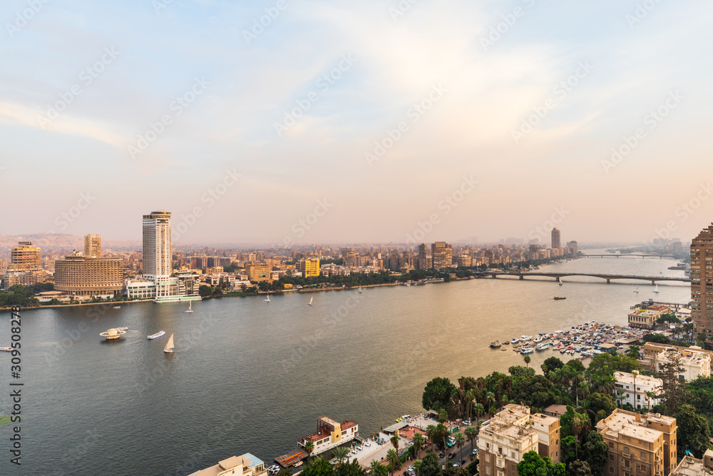 Obraz premium View of downtown Cairo and the Nile River