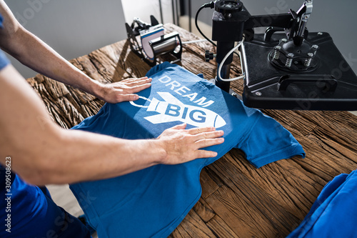 Billede på lærred Printing On T-Shirt In Workshop