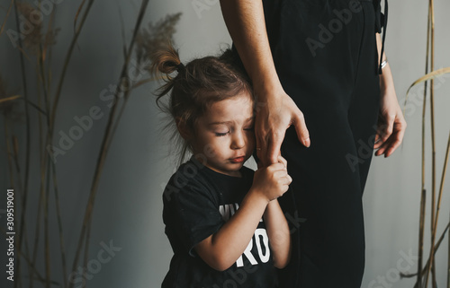 Obraz na płótnie Depression daughter hugging her hand of mother with sad face. w salonie