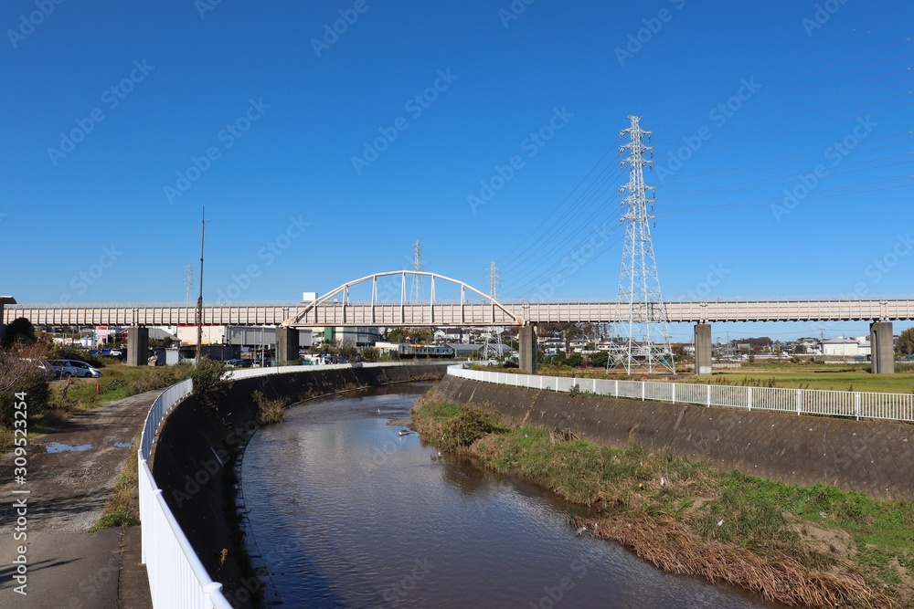 引地川と引地川水路橋（神奈川県藤沢市）