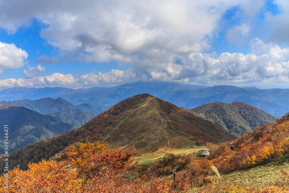 秋の天神峠から谷川岳への登山道からみた風景
