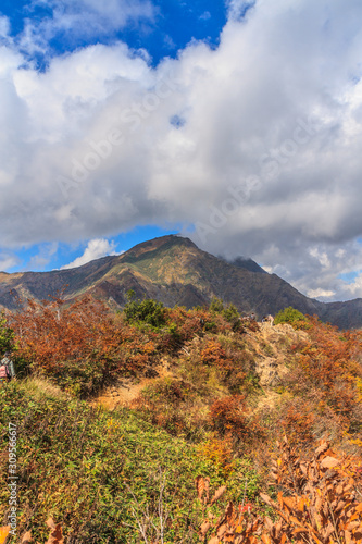 秋の天神峠から谷川岳への登山道からみた風景
