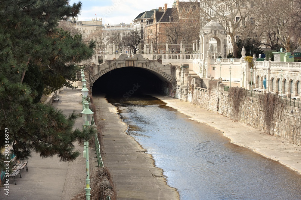 Naklejka premium Vienna center small river running through the city park