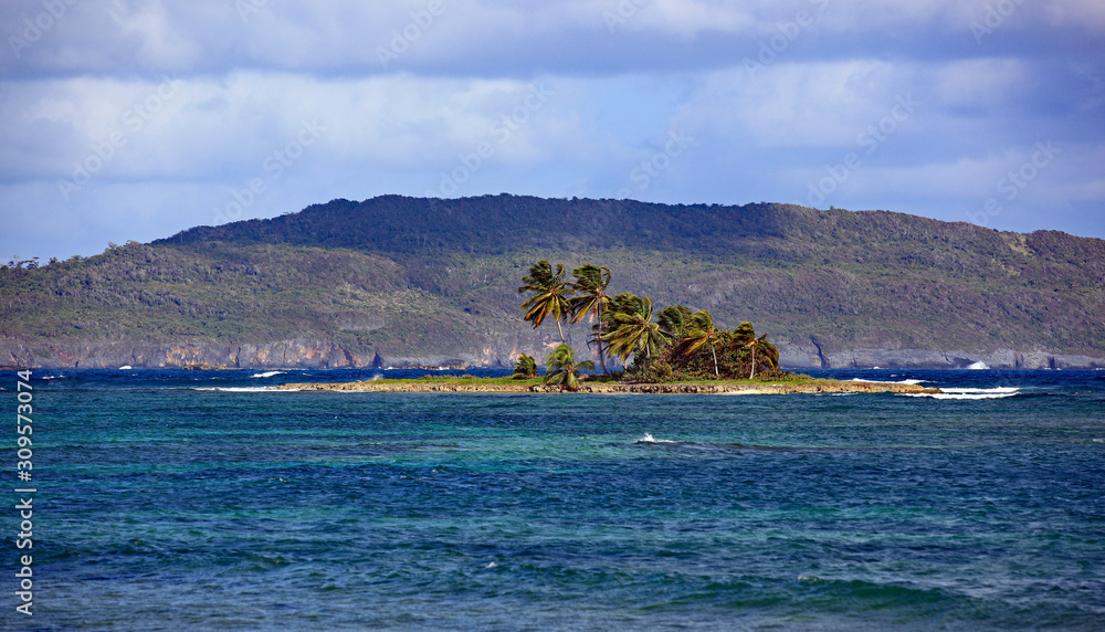 Vue des côtes de la presqu'ile de Samana république dominicaine Vue des côtes de la presqu'ile de Samana république dominicaine