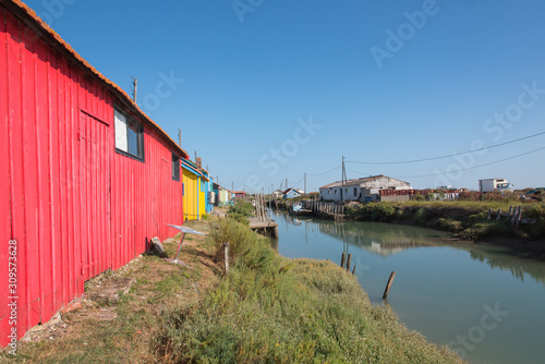 village coloré et maisons traditionnelles de couleurs à Oléron