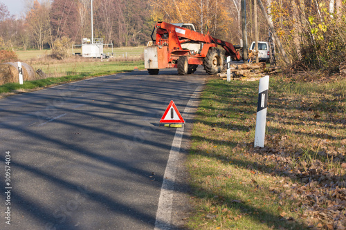 Warndreieck zur Absperrung der Straße bei Baumfällarbeiten