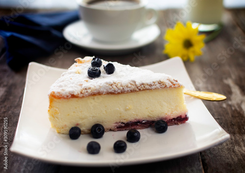 cheesecake with berries