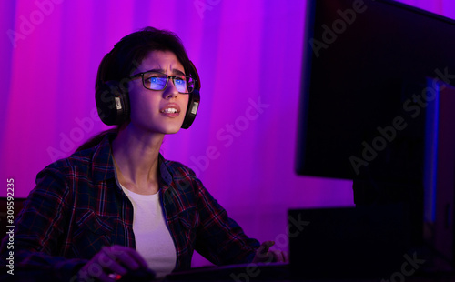 Cuadro en lienzo Gamer girl streaming online shooter game on PC