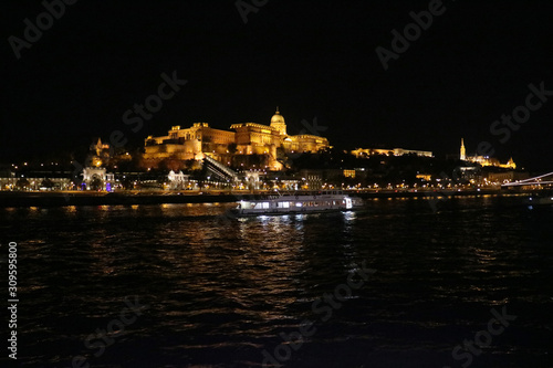 ブダペストのブダ城とドナウ川の夜景