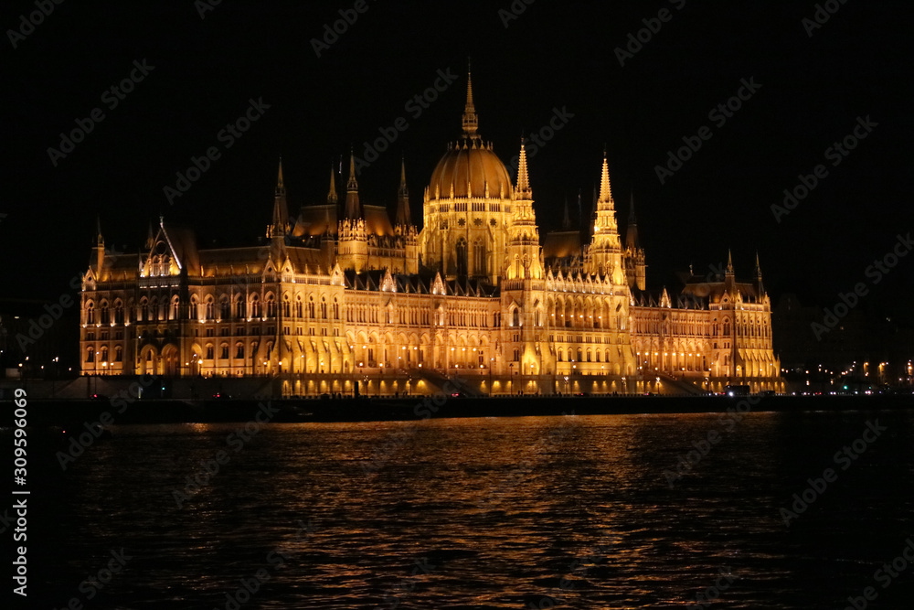 ブダペスト　ドナウ川沿岸にある国会議事堂の夜景