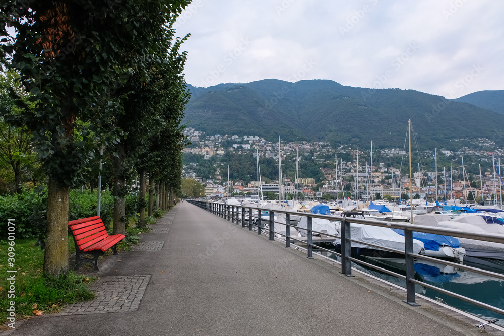 Obraz premium ロカルノ マッジョーレ湖 曇り空