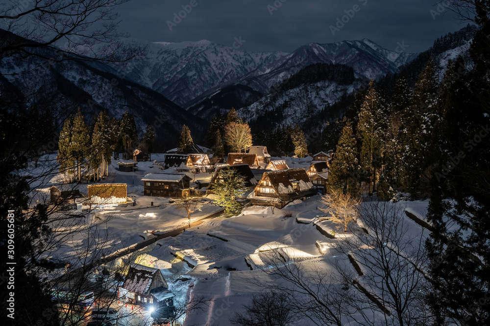 Fototapeta premium 冬の五箇山 相倉集落 ライトアップ