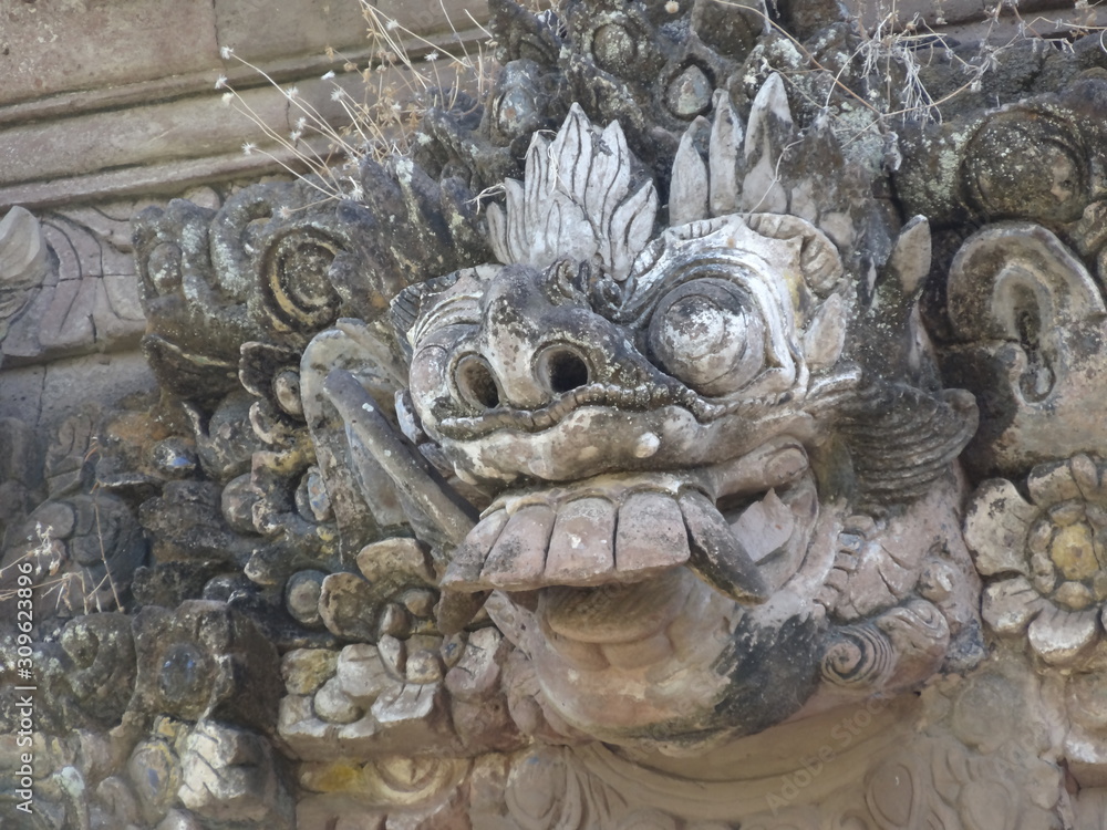 Sculpture sur pilier tête de dragon Sculpture sur pilier tête de dragon