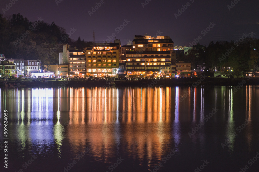 Die Stadt Fujikawaguchiko  über dem Kawaguchi-See bei Nacht