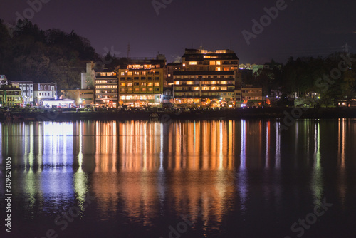 Die Stadt Fujikawaguchiko über dem Kawaguchi-See bei Nacht