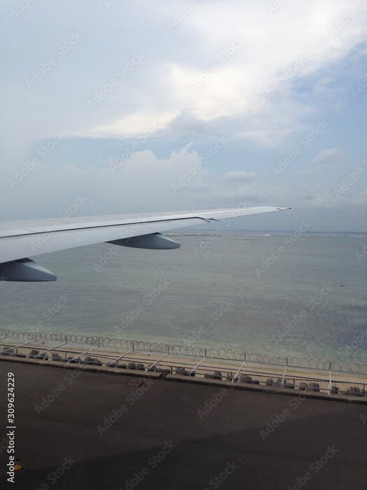 Avion au décollage de l'intérieur vue mer Photos | Adobe Stock