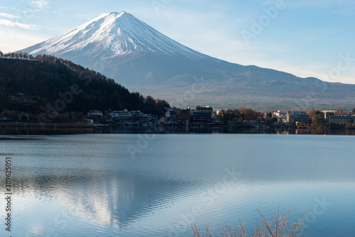 Der Fuji-san über dem Kawaguchi-See von der Stadt Fujikawaguchiko aus