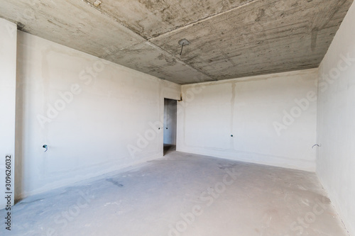 Russia, Omsk- August 05, 2019: interior room apartment. rough repair for self-finishing. interior decoration, bare walls of the room, stage of construction © evgeniykleymenov