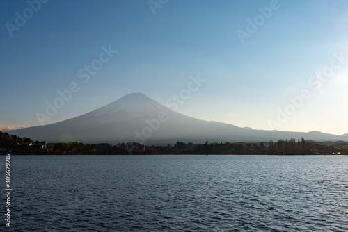 Der Fuji-san über dem Kawaguchi-See von der Stadt Fujikawaguchiko aus © Dr. Jürgen Tenckhoff