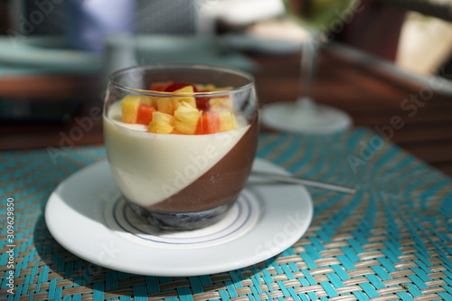 Dessert mit Schokolade und Vanille in einem Strandrestaurant photo