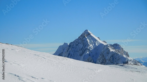 Schöner wintertag mit Sonne und Schnee auf der Zugspitze, dem höchsten Berg in Deutschland