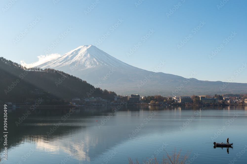 Der Fuji über dem Saiko See